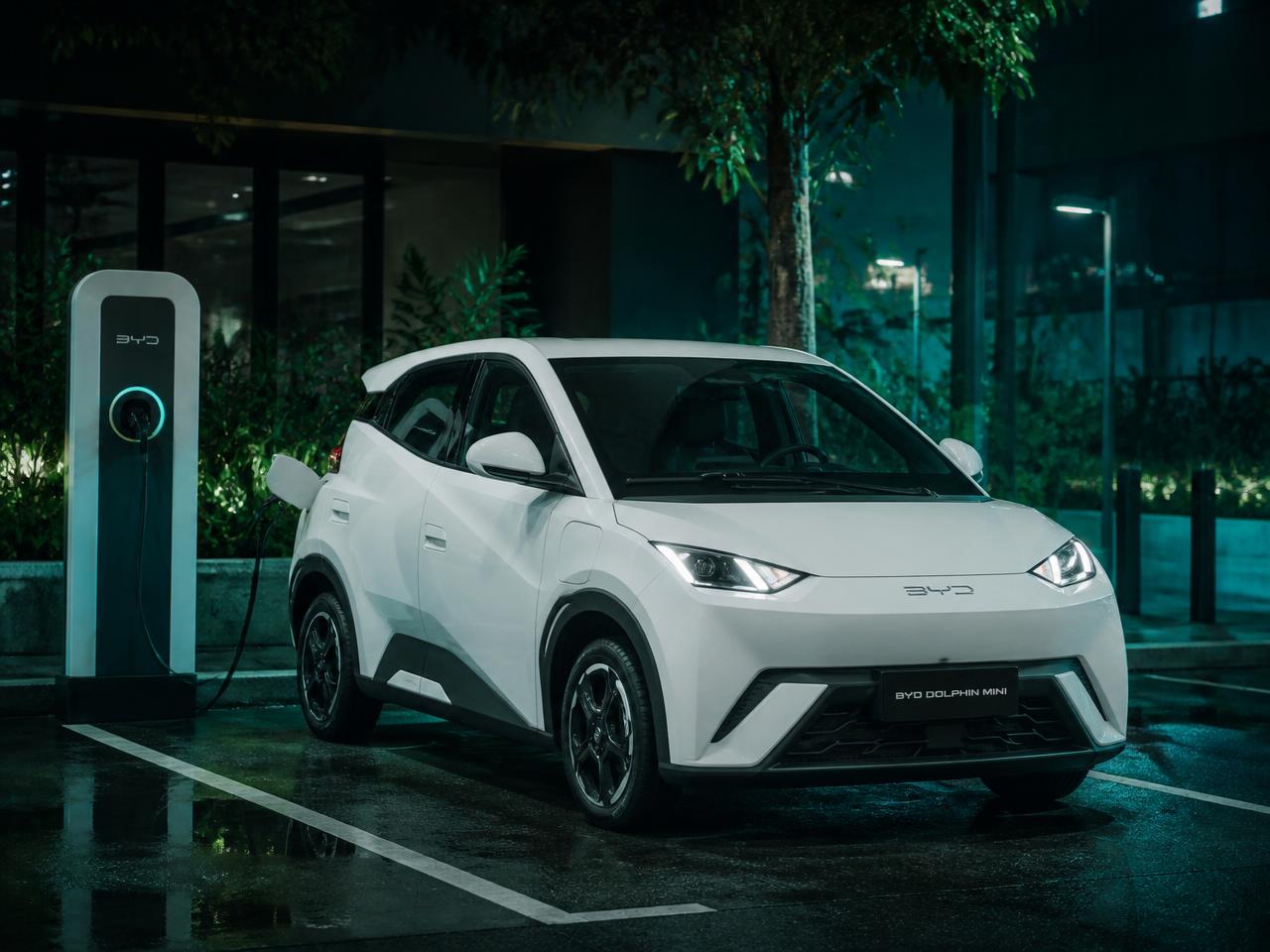 BYD Dolphin Mini elétrico no carregador com proteção veicular Lidere em Belo Horizonte
